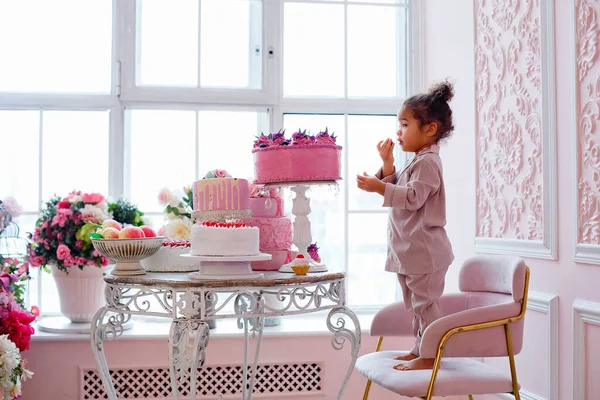Leckeres Süßes Buffet Mit Abgestuften Kuchen Nettes Kleines Afroamerikanisches Mädchen — Stockfoto