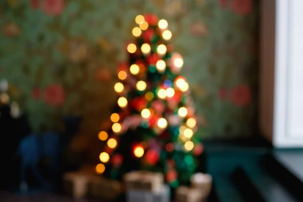 Unscharfer Weihnachtshintergrund Mit Fenster Und Weihnachtsbaum Der Weihnachtsbaum Ist Aus — Stockfoto