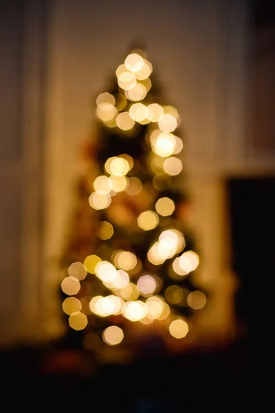 Sílhueta Árvore Natal Desfocada Com Luzes Embaçadas Quadro Vertical — Fotografia de Stock