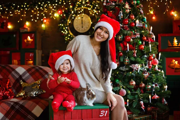 Mutter Und Tochter Mit Weihnachtsmütze Feiern Weihnachten Eine Familie Weihnachtsbaum — Stockfoto