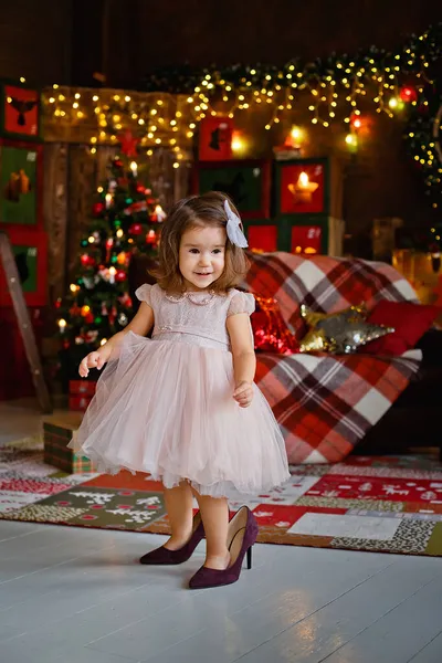 Ein Kleines Schönes Mädchen Einem Eleganten Kleid Das Die Großen — Stockfoto