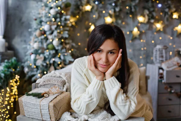 Eine Glückliche Junge Frau Mit Einem Geschenk Heiligabend Schön Dekorierten — Stockfoto