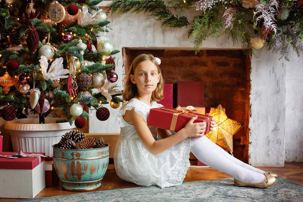 Ein Mädchen Weißen Kleid Mit Roter Geschenkschachtel Einem Weihnachtlich Dekorierten — Stockfoto