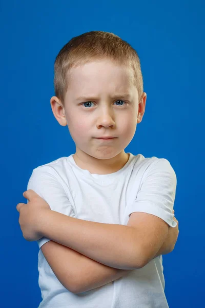 一个穿着蓝色背景的白色T恤的伤心男孩 案文的位置 — 图库照片