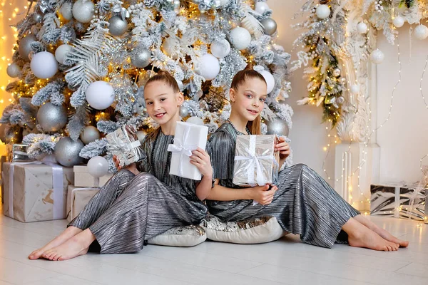 Zwei Hübsche Mädchen Teenageralter Sitzen Einem Festlich Geschmückten Raum Neben — Stockfoto