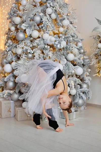 Krásná Jemná Baletka Nadýchané Bílé Sukni Boku Zdobeného Vánočního Stromečku — Stock fotografie
