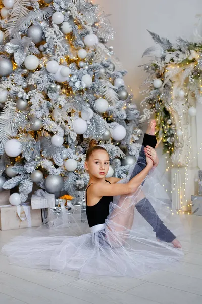 Eine Schöne Zarte Ballerina Einem Flauschigen Weißen Rock Der Seite — Stockfoto