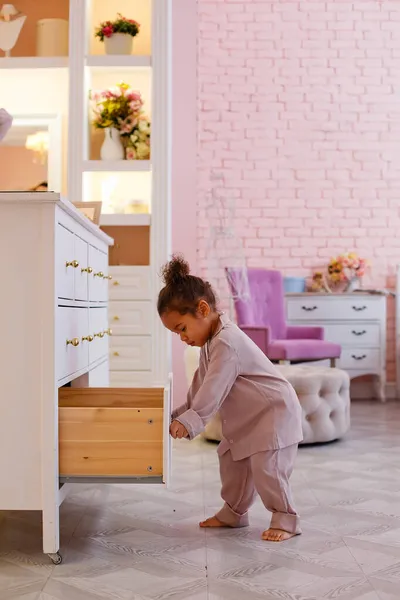 Una Niña Afroamericana Pijama Rosa Dormitorio Abre Cajón Mira — Foto de Stock
