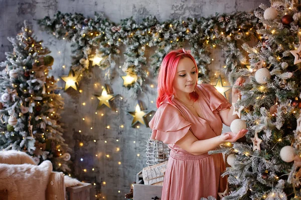 Eine Hübsche Rundliche Frau Mit Rosa Haaren Schmückt Einen Weihnachtsbaum — Stockfoto