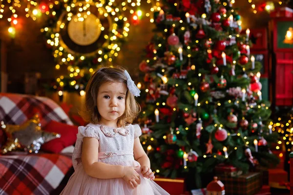 Porträt Eines Kleinen Mädchens Einem Rosa Kleid Auf Dem Hintergrund — Stockfoto