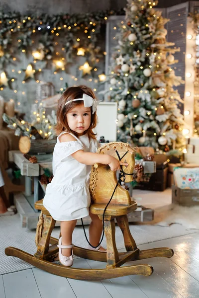 Ein Kleines Mädchen Weißen Kleid Reitet Hause Auf Einem Holzpferd — Stockfoto