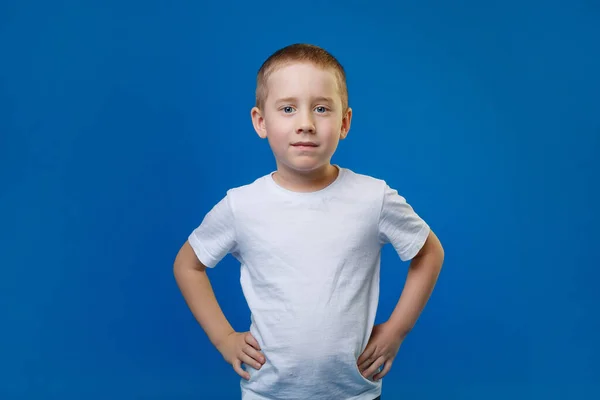 Chico Con Una Camiseta Blanca Sobre Fondo Azul Lugar Para — Foto de Stock