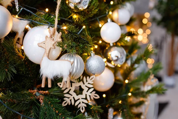 Seçici Odaklanma Arka Plandaki Noel Ağacında Noel Oyuncağı Topları Boşluğu — Stok fotoğraf