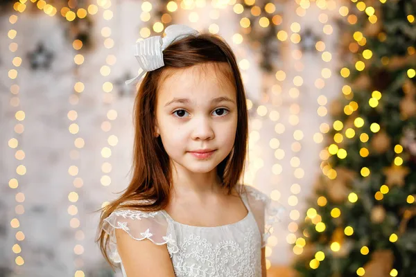 Selektiver Fokus Porträt Eines Brünetten Mädchens Einem Silbernen Kleid Vor — Stockfoto