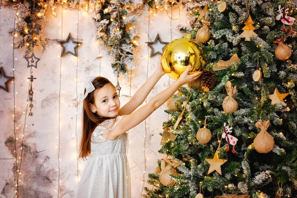 Selektivt Fokus Brunett Flicka Silver Klänning Dekorerar Julgranen Med Stor — Stockfoto