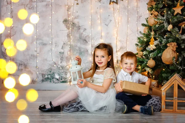 Dos Niños Vestidos Festivamente Niño Una Niña Están Sentados Una — Foto de Stock