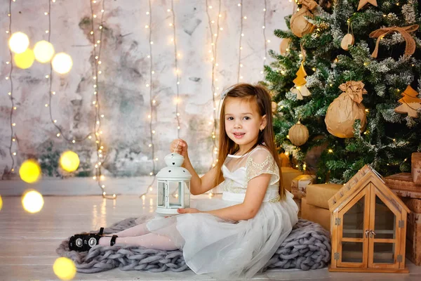 Selektiver Fokus Porträt Eines Kleinen Mädchens Einem Weißen Kleid Mit — Stockfoto