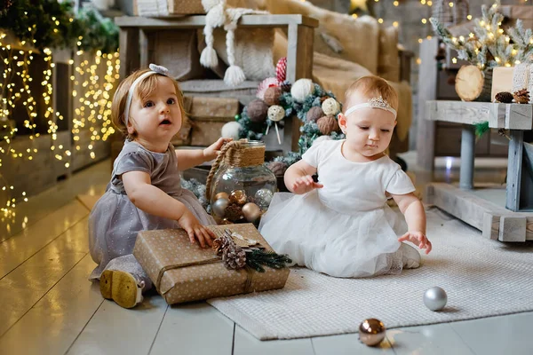 Zwei Kleine Mädchen Einem Weihnachtlich Dekorierten Raum Weihnachten Und Silvester — Stockfoto