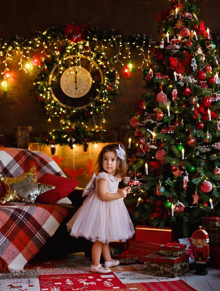 Ein Kleines Mädchen Schmückt Einen Weihnachtsbaum Mit Spielzeug Niedliches Baby — Stockfoto