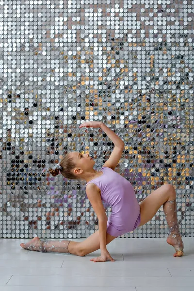 Ein Turnmädchen Lila Anzug Führt Dehnübungen Und Akrobatische Übungen Vor — Stockfoto