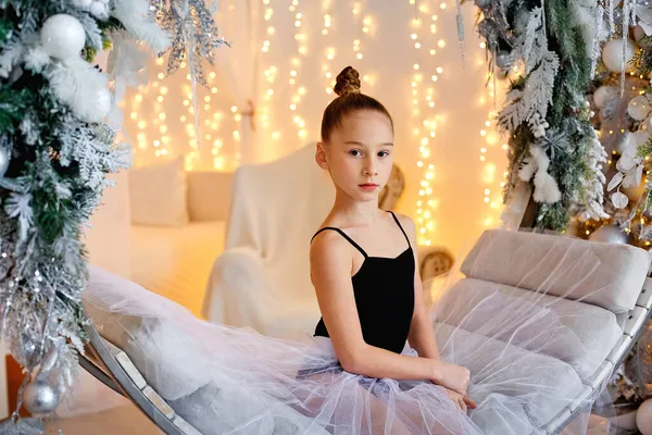 Ein Mädchen Balletttutu Sitzt Auf Einer Runden Schaukel Mit Weihnachtsdekoration — Stockfoto