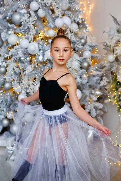 Eine Schöne Zarte Ballerina Einem Flauschigen Weißen Rock Der Seite — Stockfoto