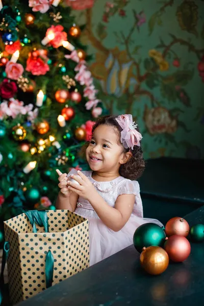 Ein Kleines Afroamerikanisches Mädchen Einem Rosa Kleid Spielt Mit Weihnachtskugeln — Stockfoto