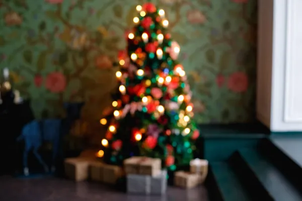 Unscharfer Weihnachtshintergrund Mit Fenster Und Weihnachtsbaum Der Weihnachtsbaum Ist Aus — Stockfoto