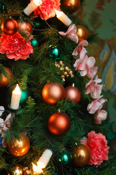 Díszítő Dekoráció Egy Ünnepi Karácsonyfán Fényes Újévi Háttér Függőleges Keret — Stock Fotó