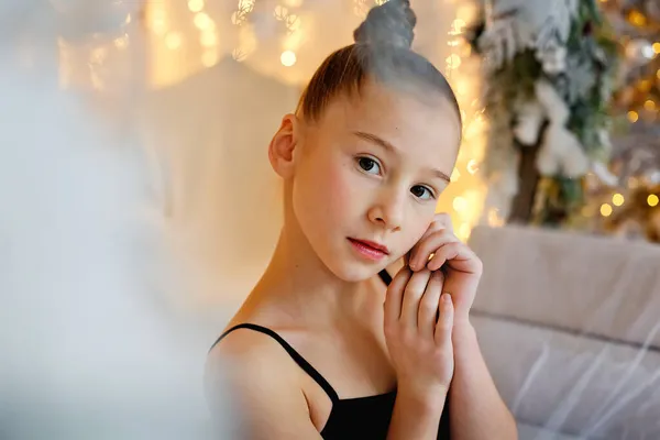 Ein Mädchen Balletttutu Sitzt Auf Einer Runden Schaukel Mit Weihnachtsdekoration — Stockfoto