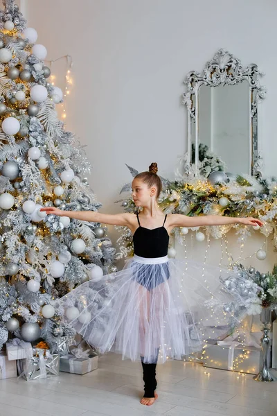 Uma Bela Bailarina Delicada Uma Saia Branca Fofa Lado Uma — Fotografia de Stock