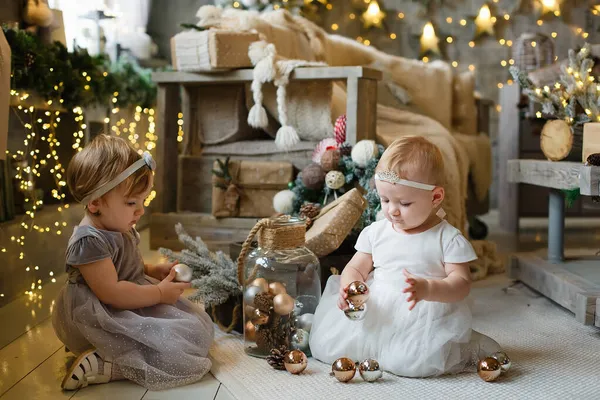 Två Små Flickor Ett Juldekorerat Rum Firar Jul Och Nyårsafton — Stockfoto