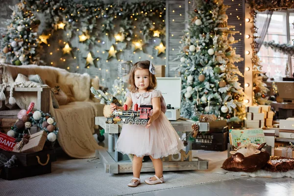 Ein Kleines Mädchen Einem Eleganten Kleid Spielt Mit Einem Bunten — Stockfoto