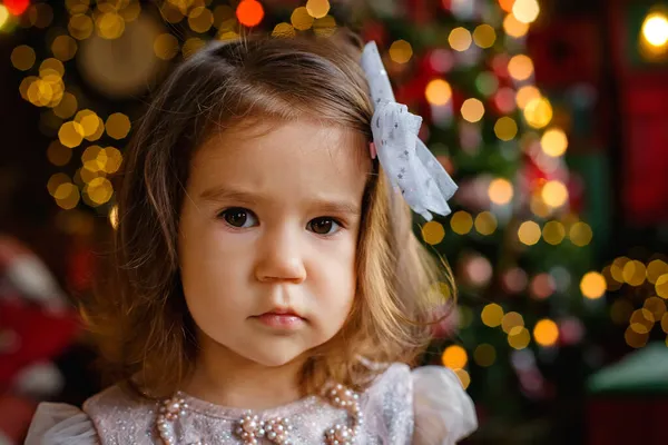 Gran Retrato Una Niña Triste Fondo Árbol Navidad Bellamente Decorado Imágenes de stock libres de derechos