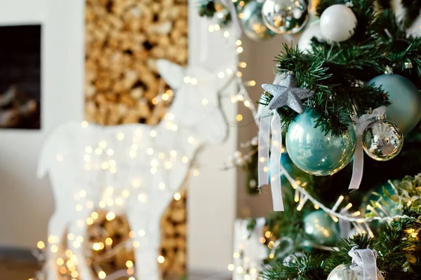 Seçici Odaklanma Beyaz Gümüş Mavi Balonları Olan Noel Ağacı Bokeh — Stok fotoğraf