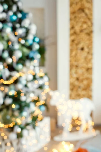 프레임 보케의 파란색 풍선으로 장식된 크리스마스 트리가 크리스마스의 전구가 — 스톡 사진