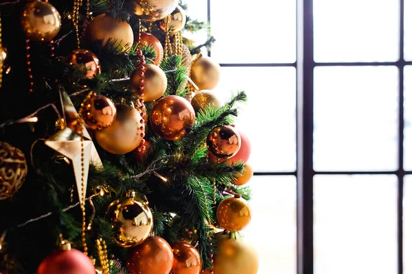 Seçici Odaklanma Altın Toplardan Boncuklardan Pencerenin Yanındaki Noel Ağacında Büyük — Stok fotoğraf