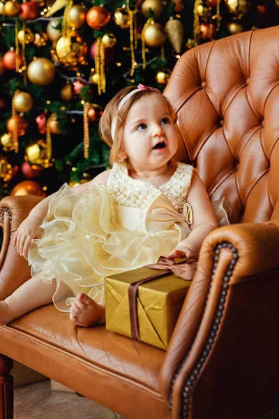 Ein Kleines Schönes Mädchen Sitzt Auf Einem Stuhl Mit Einem — Stockfoto