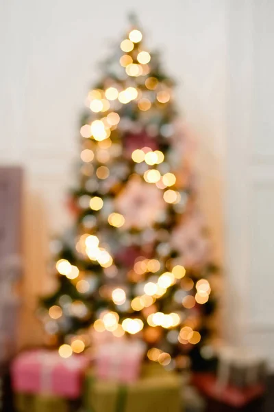 Verschwommenes Interieur Mit Weihnachtsbaum Weihnachten Und Neujahr Fokus Viele Leuchtende — Stockfoto