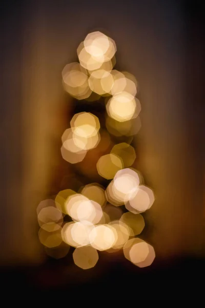 Összpontosítatlan Sziluett Egy Karácsonyfáról Homályos Fényekkel Függőleges Keret Újévi Háttér — Stock Fotó