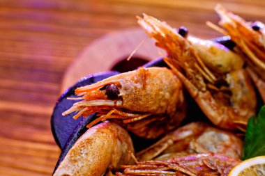 Seçici odaklanma. Ahşap arka planda limonlu karides yakın plan.