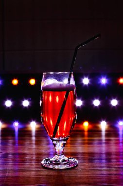Sweet Famous aperol spritz şampanya portakal dilimi Yazar bar tezgahında Kokteyl İçecek ilham. Kızın yakını Yakın Çekim Üst görünümü . Gece kulübünde tasarım insanlar ve lüks hizmet barmen için yapıştıran alanı kopyalayın