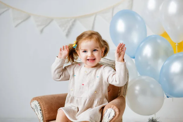 Retrato Una Niña Bonita Con Globos Niño Dos Años Sienta — Foto de Stock