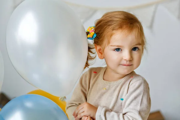 Πορτρέτο Ενός Όμορφου Δίχρονου Κοριτσιού Μπαλόνια Παιδί Κοιτάζει Στην Κάμερα — Φωτογραφία Αρχείου