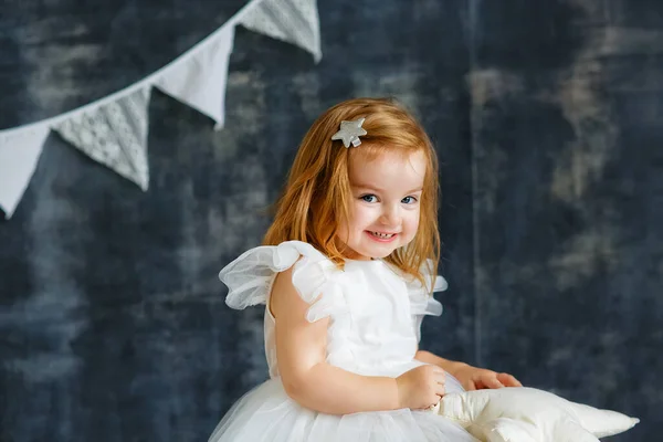 Ein Nettes Kleines Mädchen Einem Eleganten Kleid Hat Spaß Und — Stockfoto