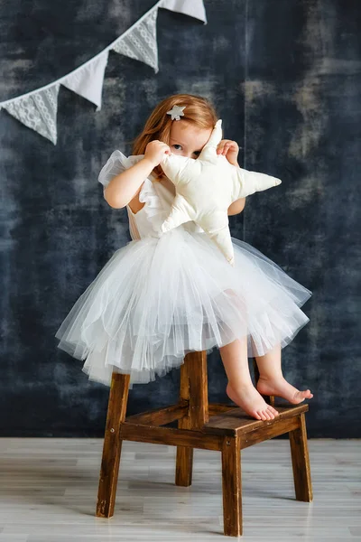 Ein Nettes Kleines Mädchen Einem Eleganten Kleid Hat Spaß Spielt — Stockfoto