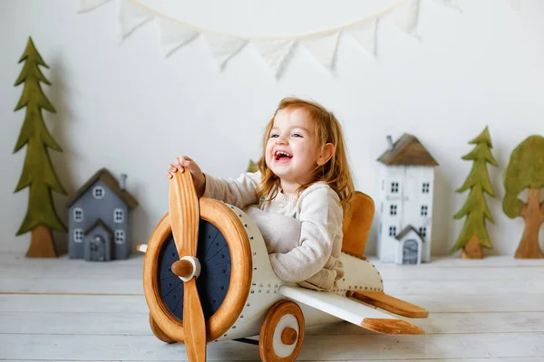 Porträt Eines Zweijährigen Mädchens Atelier Ein Glückliches Kind Sitzt Einem — Stockfoto