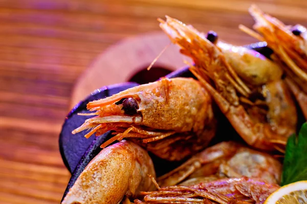 Seçici odaklanma. Ahşap arka planda limonlu karides yakın plan.