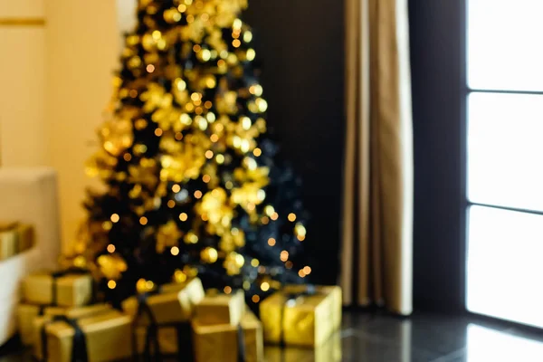不集中的框架 一棵装饰精美的模糊圣诞树 上面镶嵌着黄金饰品和礼物 模糊的新年背景 — 图库照片