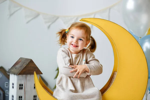 Ein Wunderschönes Zweijähriges Mädchen Sitzt Auf Einem Hölzernen Dekorativen Gelben — Stockfoto